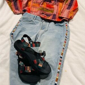 Knox Rose women's mid-rise, light blue jeans with multicolored side embroidery